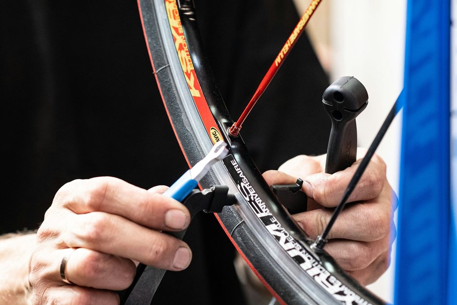 Lekke band: zelf plakken of naar de fietsenmaker?